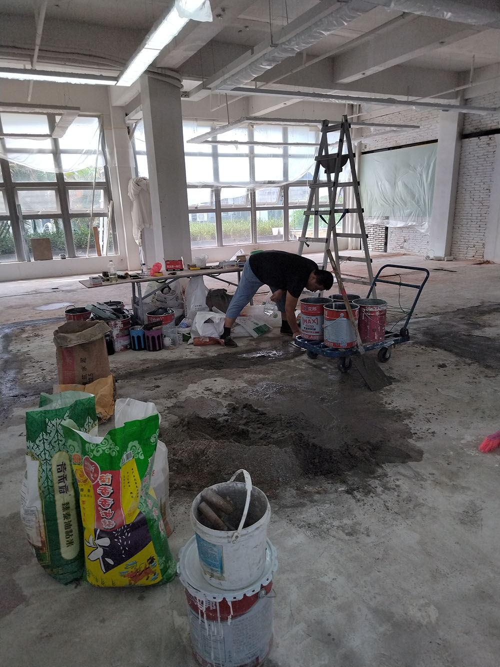 深圳办公室装修批灰刷墙