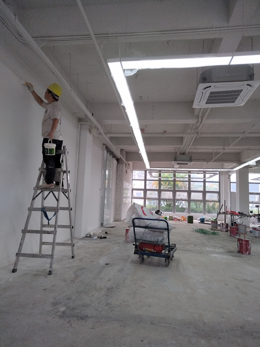 深圳办公室装修批灰刷墙