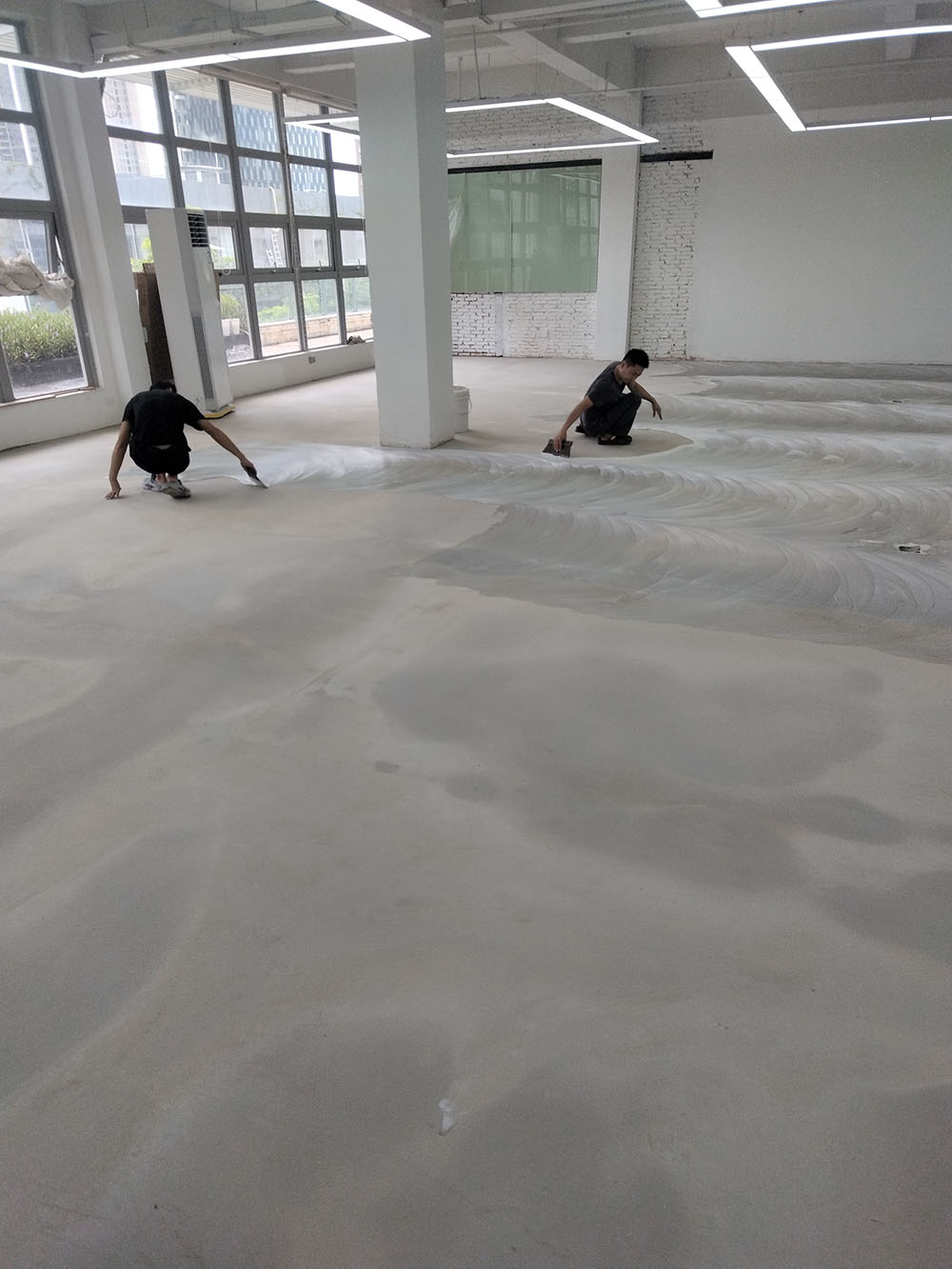 深圳办公室装修地胶安装