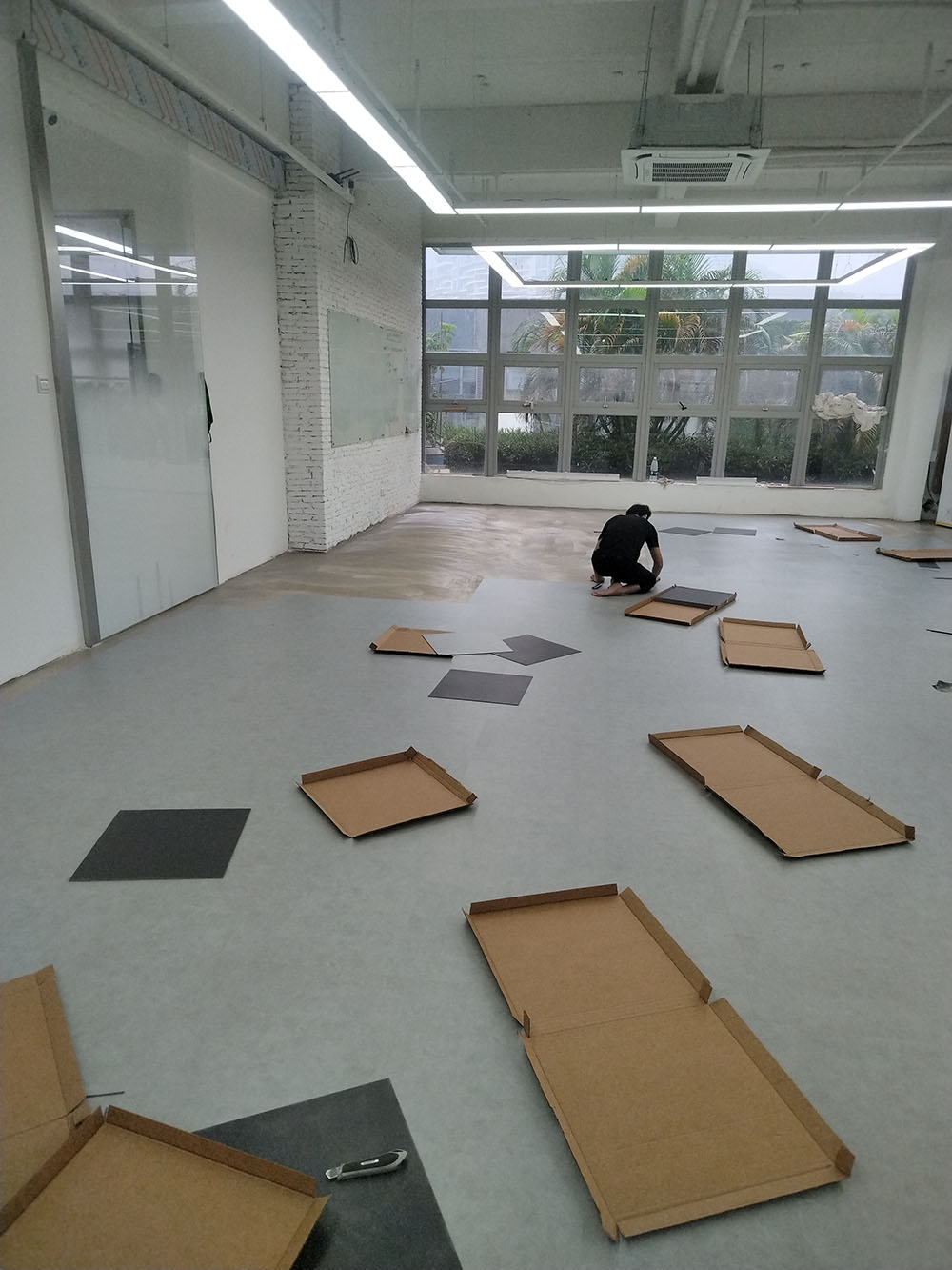 深圳办公室装修地胶安装